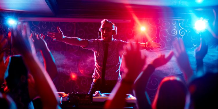 How DJs Control a Crowd’s Energy: The Art of Reading the Room